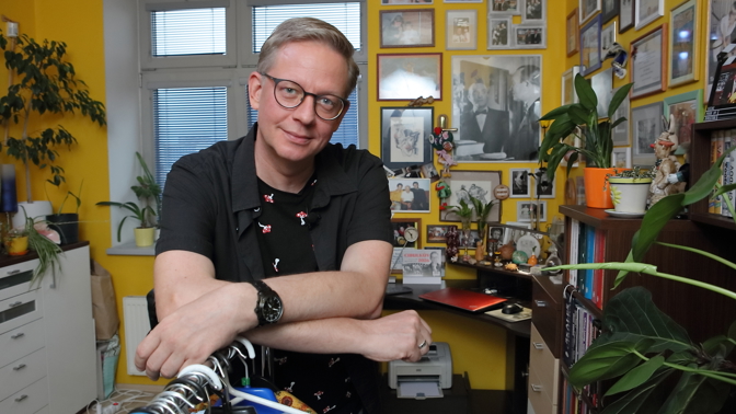 Aleš Cibulka nám ukázal bizarní poklady své pracovny: Ve skříni si schoval i žvýkačku Simony Stašové