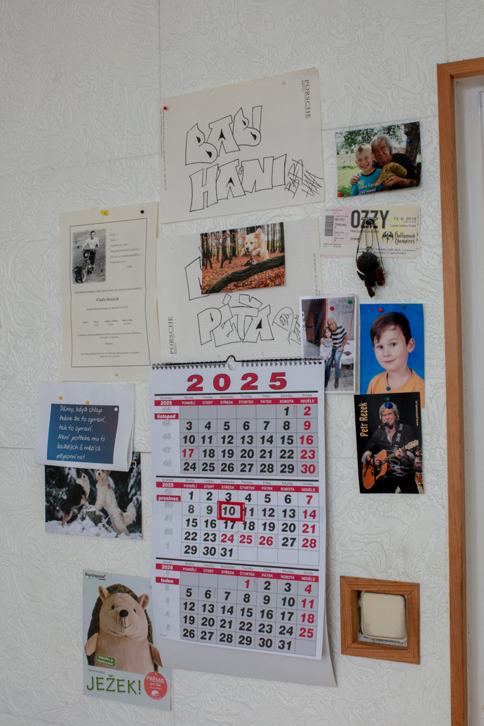 Ani tady nechybí zeď fotek a vzpomínek