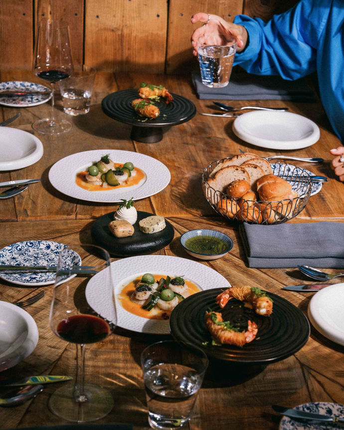 Ave pracuje v restauraci Stůl. 