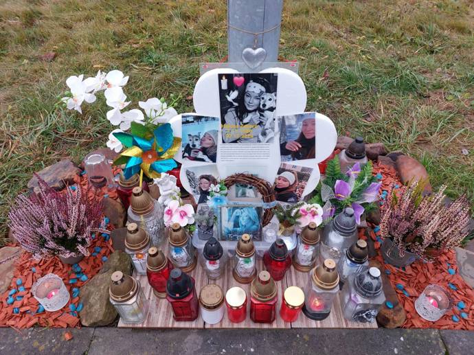 Pomník na počest talentované zpěvačky, která zemřela příliš brzy.