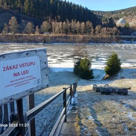 Lidé zákaz vstupu na led neakceptují.
