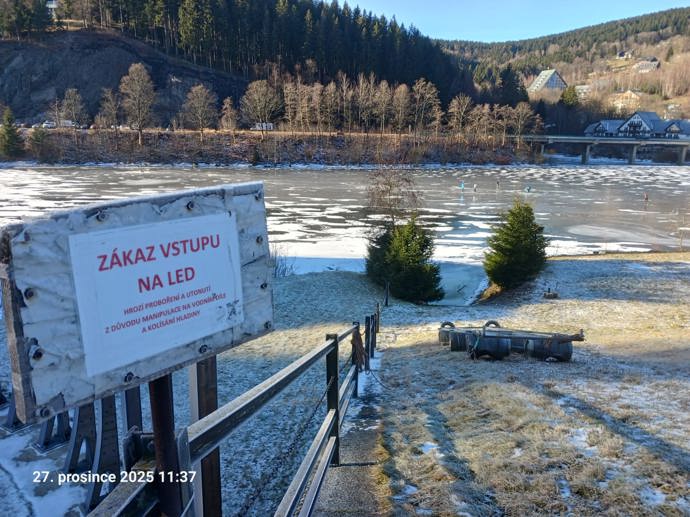 Lidé zákaz vstupu na led neakceptují.
