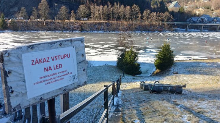 Lidé zákaz vstupu na led neakceptují.
