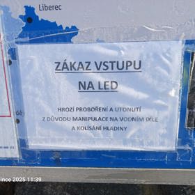 Vstup na led zakazují i cedule umístěné na březích přehrady.
