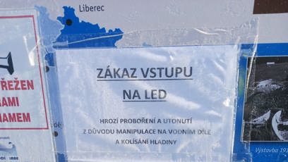 FOTO: Vstup na led zakazují i cedule umístěné na březích přehrady.