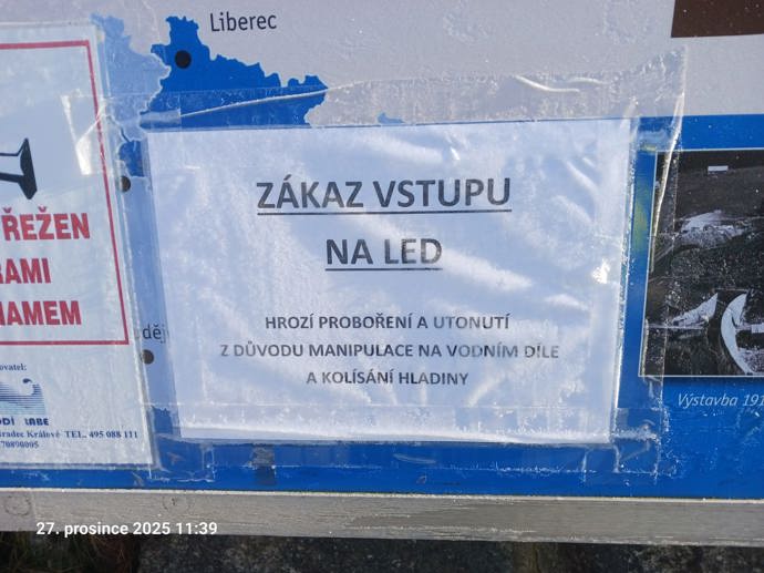 Vstup na led zakazují i cedule umístěné na březích přehrady.
