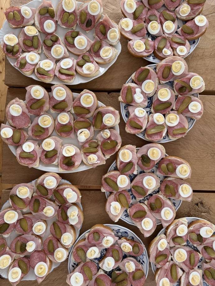 Petr Fiala udělal na Silvestra chlebíčky.