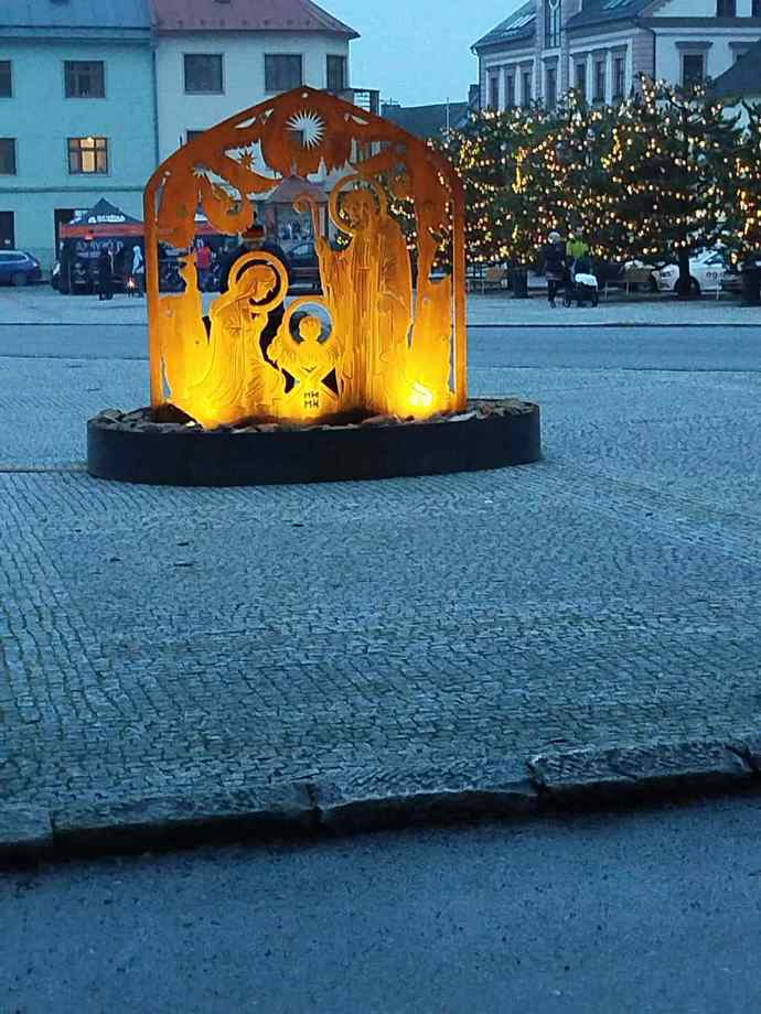 Dominantu adventního města tvoří vedle ozdobeného stromku také unikátní kovový betlém od známého výtvarníka Lukáše Tomka. Ten stál u jeho návrhu, vytvořil jej místní kovář.
