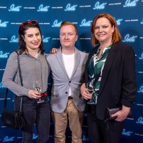 Pan Lišák Václav Slabyhoudek rád chodí do společnosti s Belladonou Viktorií Mertovou a Kvízovou dámou Dagmar Jandovou.