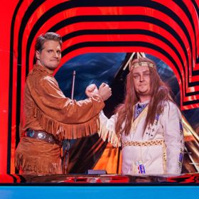 Lovci už zažili několik kostýmovaných speciálů - Bandita Libor Šimůnek a Pan Lišák Václav Slabyhoudek si zahráli na Vinnetoua.