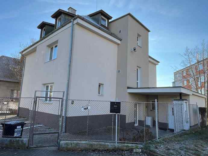 Karlos Vémola před zatčení investoval do nemovitostí.