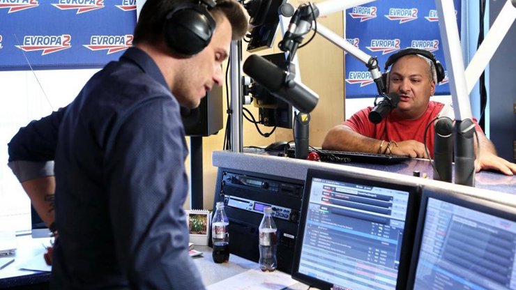 V seriálu si zahrála i Ranní show a Leošův kolega Patrik Hezucký.