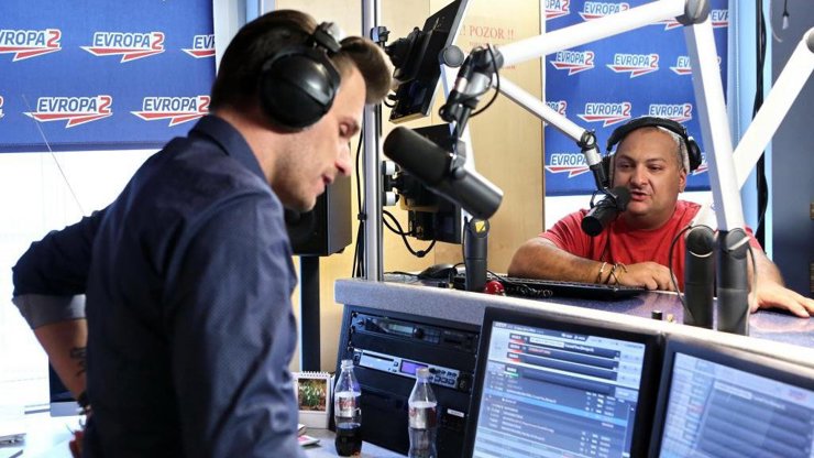 V seriálu si zahrála i Ranní show a Leošův kolega Patrik Hezucký.