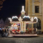 Děti se mohou svézt na krásně osvětleném kolotoči.