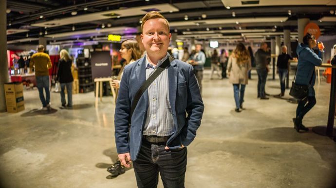 Říká, že na ulici ho lidé poznávají a častokrát mu i tykají. 