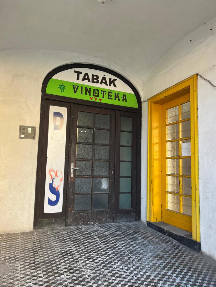 U domu je prodejna tabáku a vinotéka.