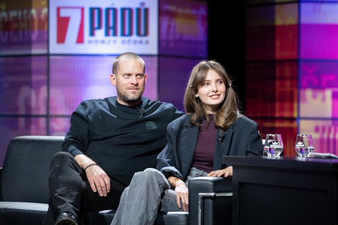 Jakub Prachař a Sara Sandeva v shoe 7 Pádů Honzy Dědka.