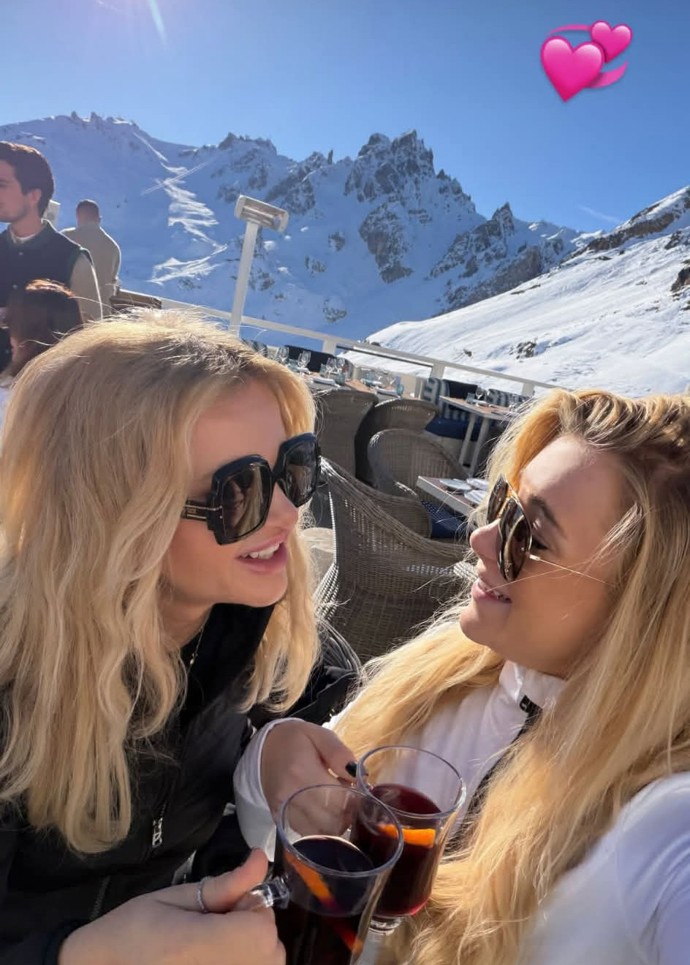 Monika Babišová se svou dcerou Vivien na horách.