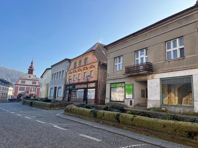 Karlos Vémola zainvestoval do nemovitosti v Úpicích.