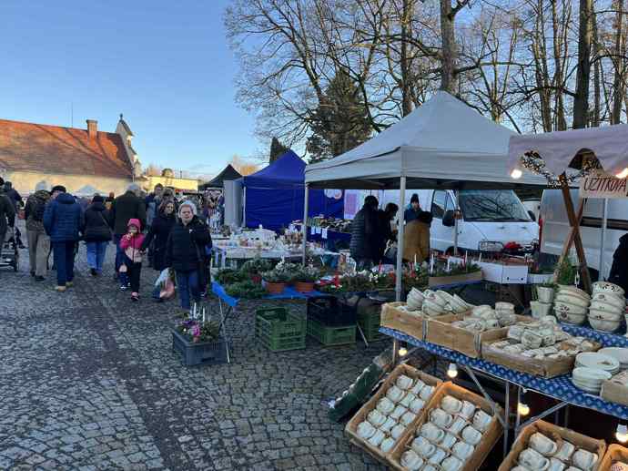 Vybírat jste si zde mohli z nepřeberného množství vánočního zboží i rukodělných výrobků.