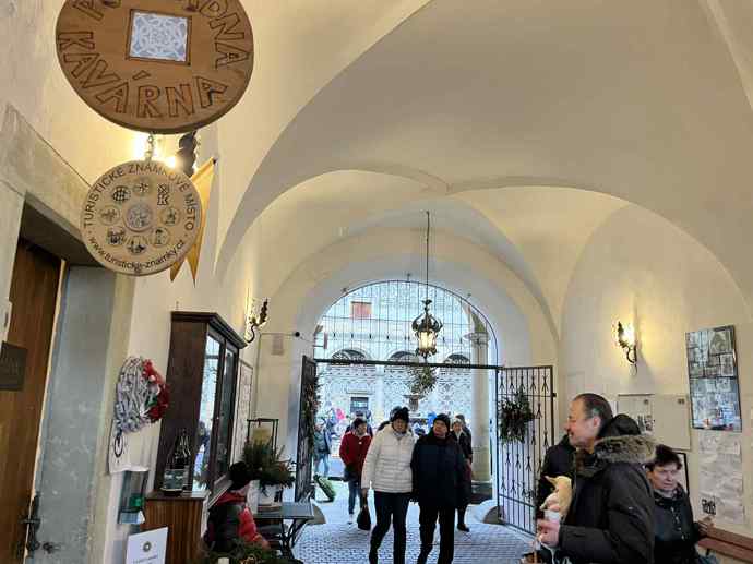 Vedle stánků si návštěvníci mohli prohlédnout i nazdobené zámecké prostory.