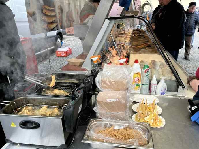 Nechyběl ani velmi oblíbený stánek s rybami, kde si můžete dát kapří hranolky.