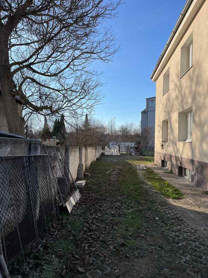 Pozemek kolem bytovky.