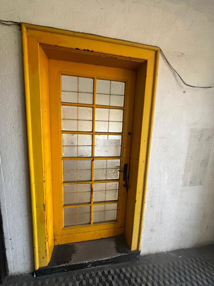 O nemovitost se zřejmě nikdo dlouho nestaral.