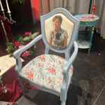 Jde o starou židli, kterou nechala Beata Rajská restaurovat podle vlastního návrhu. 