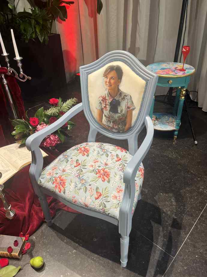 Jde o starou židli, kterou nechala Beata Rajská restaurovat podle vlastního návrhu. 