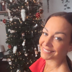 Agáta Hanychová se stromečkem.