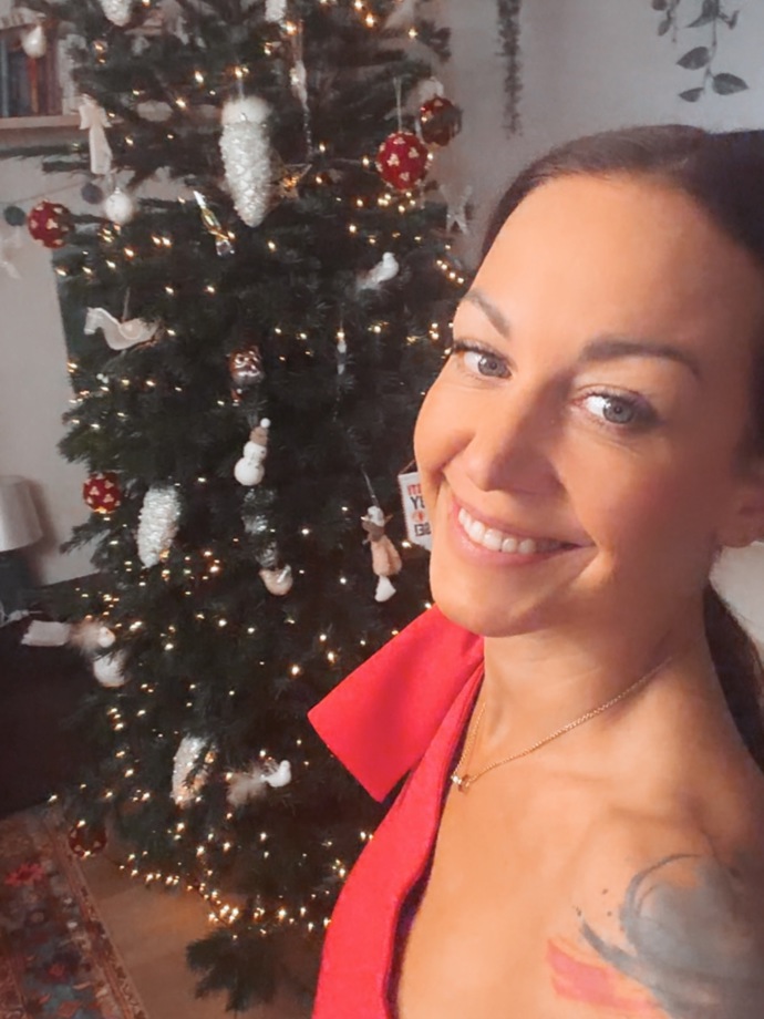 Agáta Hanychová se stromečkem.