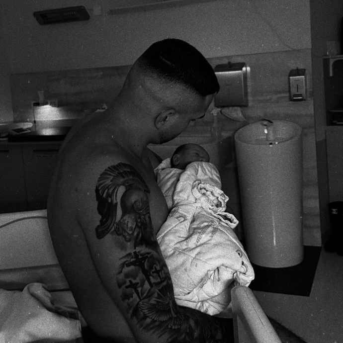 Partner Kerol z Love Islandu s malou dcerou.