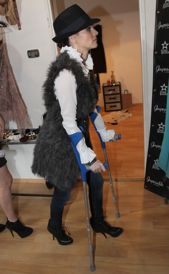 Andrea Verešová si také nenechala ujít společenskou akci na podpatcích, byť byla toho času o berlích. 