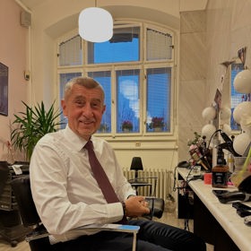 Andrej Babiš se nechal ostříhat. 