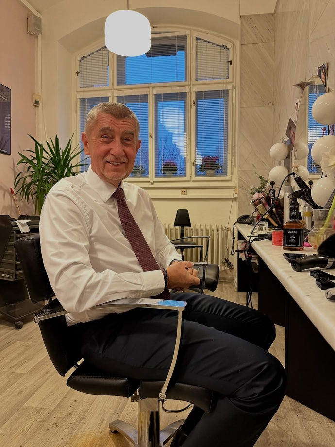 Andrej Babiš se nechal ostříhat. 