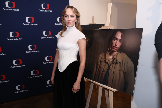 Na premiéru vynesla Elizaveta elegantní bílý korzet. 