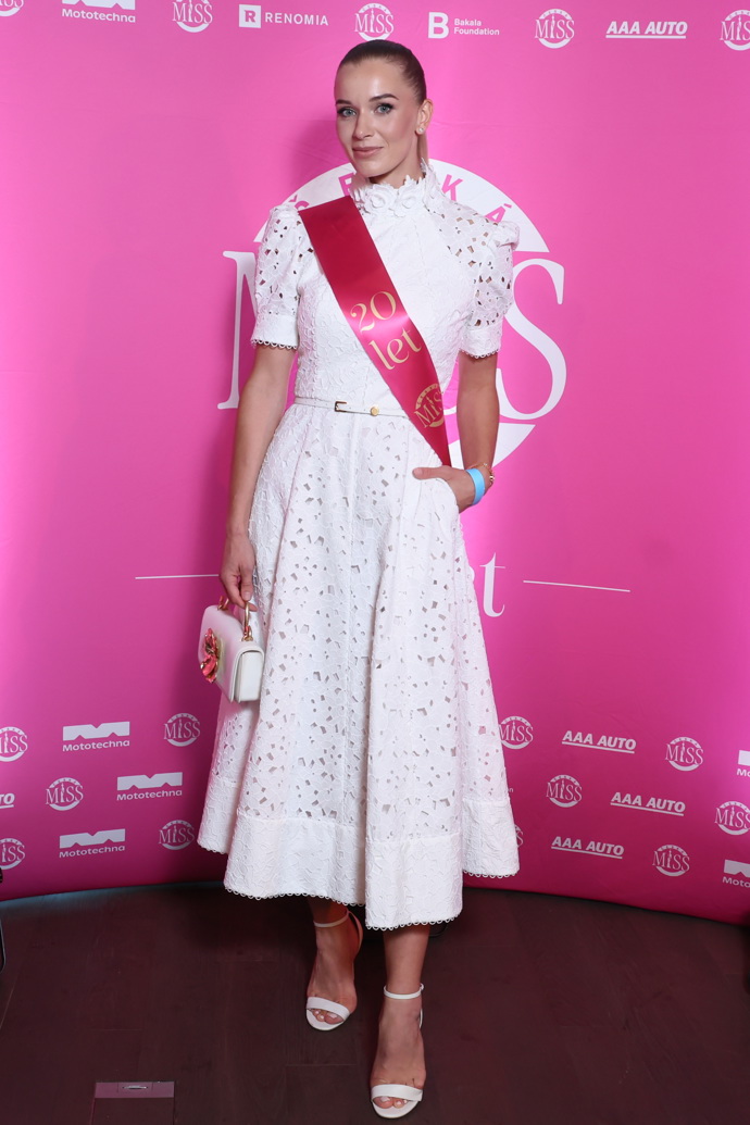 Krajkové bílé šaty v midi délce v monochromatickém ladění, tomu není co vytknout. Takový look, jaký předvedla Gabriela Franková, působí čistě, luxusně až andělsky