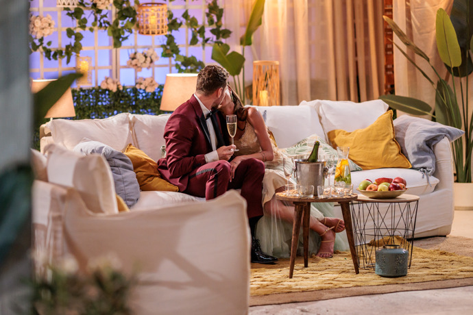 Došlo na vášnivý polibek.