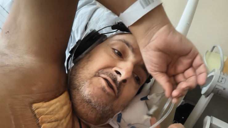 Patrik Hezucký předváděl i katetr, který mu do těla dodává léky.