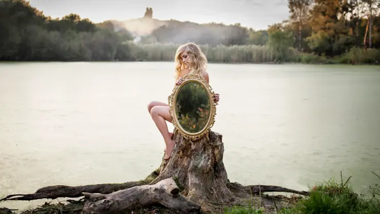 žena, zrcadlo, jezero