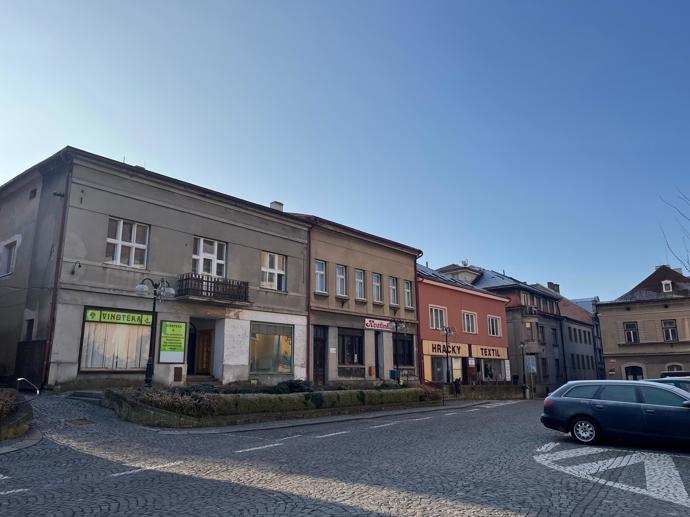 Dvoupatrový dům se nachází v Úpicích.