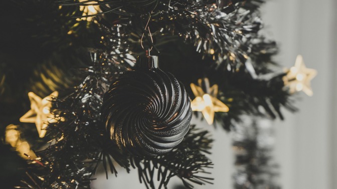 Bizarní vánoční zvyky ve světě: Norové schovávají košťata, Ukrajinci dávají na stromek pavouky a Portugalci večeří s mrtvými