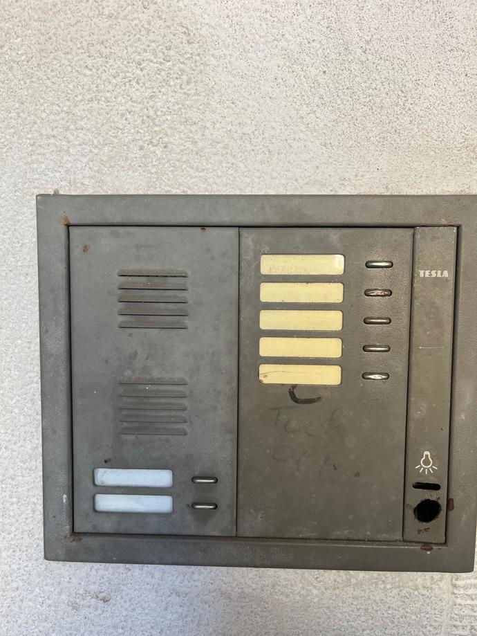 Karlos Vémola v posledních měsících investuje do nemovistí.