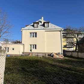 Koupě bytů měla Terminátorovi zajistit spokojený důchod.