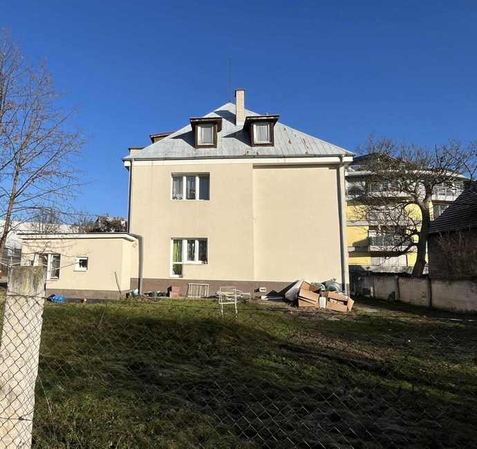 Koupě bytů měla Terminátorovi zajistit spokojený důchod.