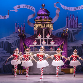 Záběry z klasického představení Louskáček v podání  Anglického národního baletu.