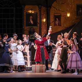 Záběry z klasického představení Louskáček v podání  Anglického národního baletu.