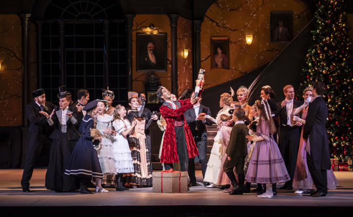 Záběry z klasického představení Louskáček v podání  Anglického národního baletu.