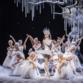 Záběry z klasického představení Louskáček v podání  Anglického národního baletu.